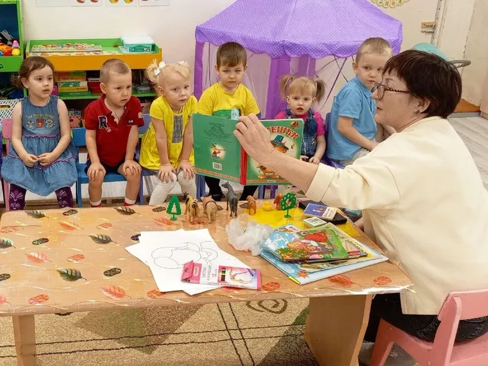 Библиотекарь познакомила ребят с книгами