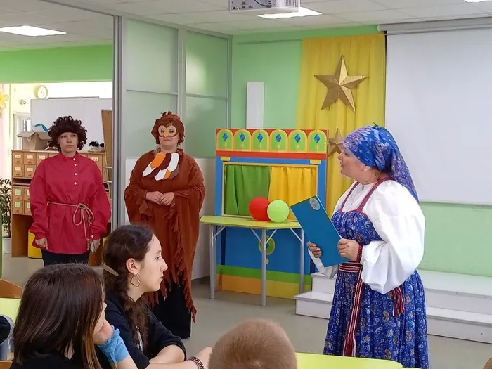 Ребят встретили сказочные герои