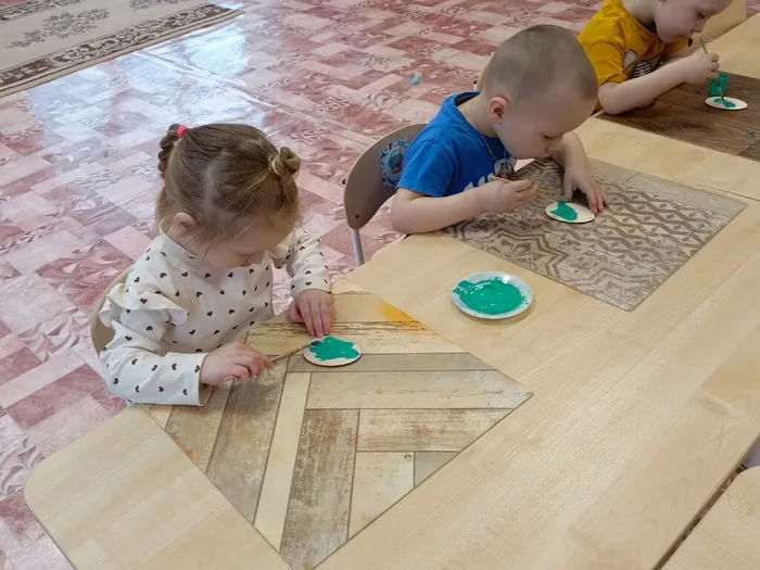 Дети старательно разрисовывали яйца яркими узорами, орнаментами и сказочными мотивами.