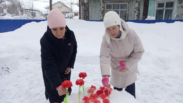 Участники возложили цветы