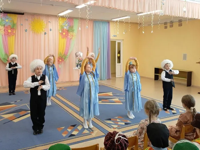 Дети выполняли танцы