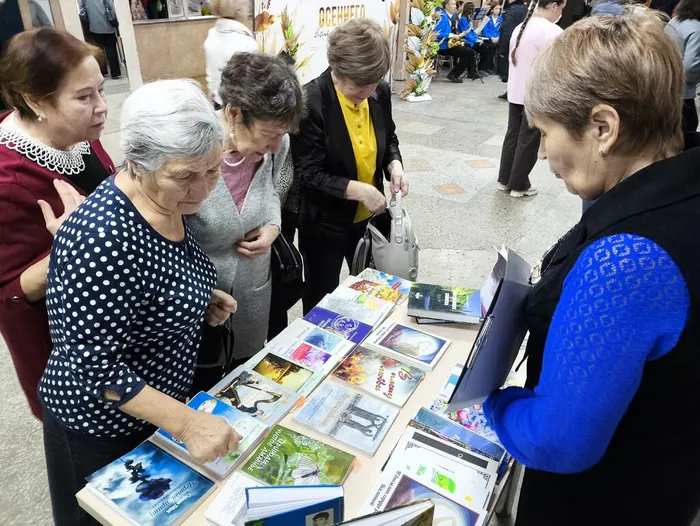 сотрудники Увинской районной библиотеки представили гостям тематический обзор сборников и книг самодеятельных авторов Увинского района