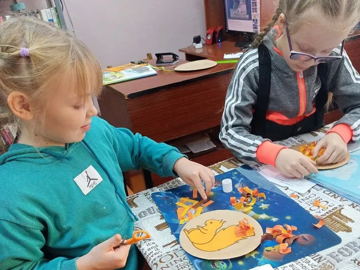 Ребята создали очаровательных пушистиков из цветной бумаги