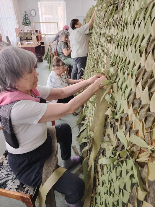 Важно отметить, что час здоровья прошёл в перерыве между плетением маскировочных сетей — ещё одним важным делом, объединяющим сельчан