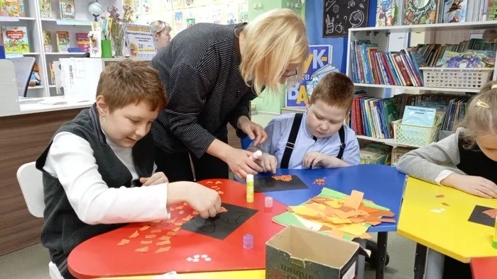 Ребята с удовольствием делали аппликации