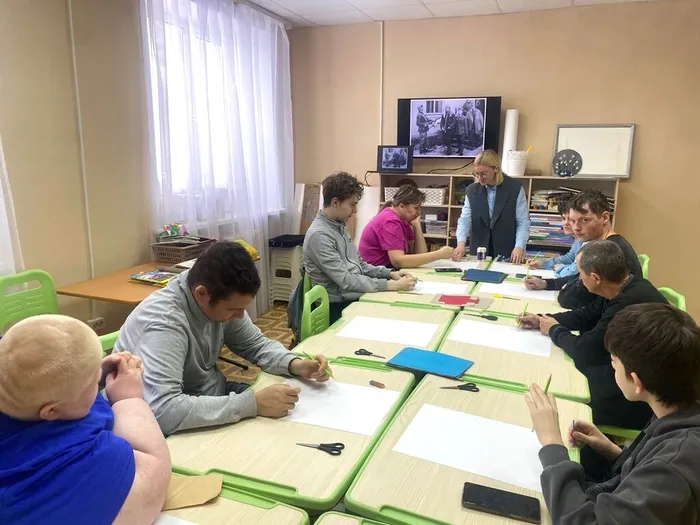 В ходе изо-занятия участники клуба «Добрые сердца» смогли через рисунок выразить своё уважение и благодарность героям партизанского движения