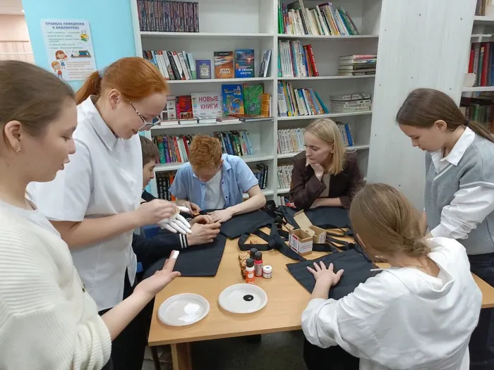 Участницы с интересом оформляли шоперы