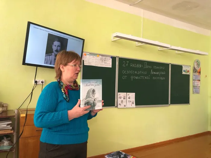 Библиотекарь познакомила ребят с книгами по теме