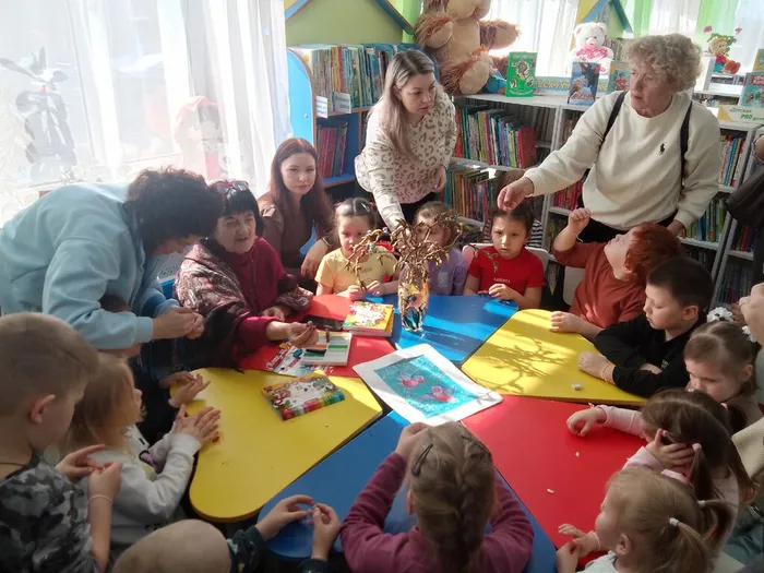 Ребята делали кукол из ткани