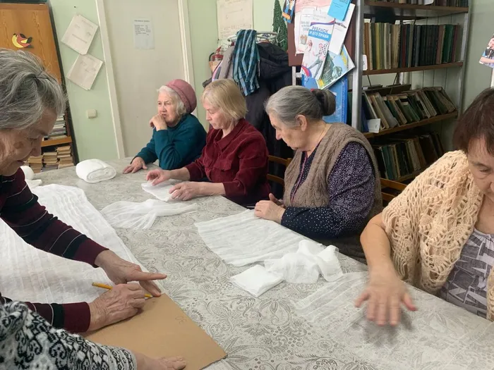 В продолжение встречи продолжили работу по изготовлению марлевых салфеток