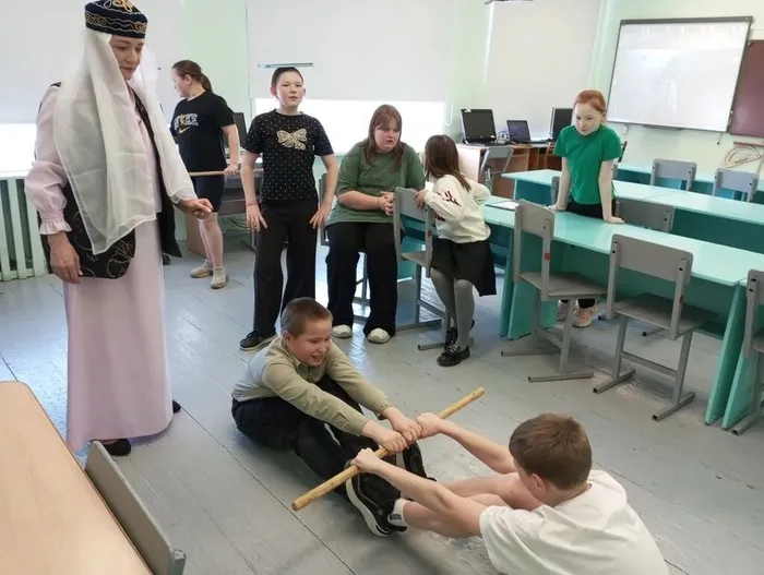 Дети приняли участие в народных играх