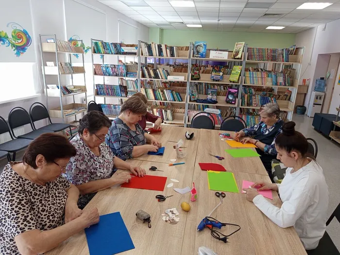 Женщины были увлечены процессом создания поделки