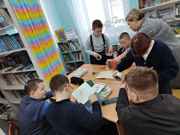 Практическая часть вызвала особый интерес: школьники с большим желанием и старанием включились в работу, помогая библиотекарю возвращать старым книгам опрятный вид