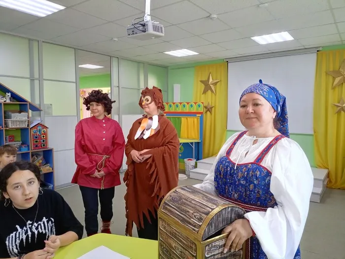 Ребят встретили сказочные герои