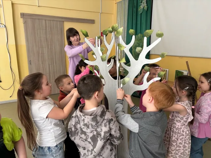 Дети оформили картонную березку листьями с пожеланиями