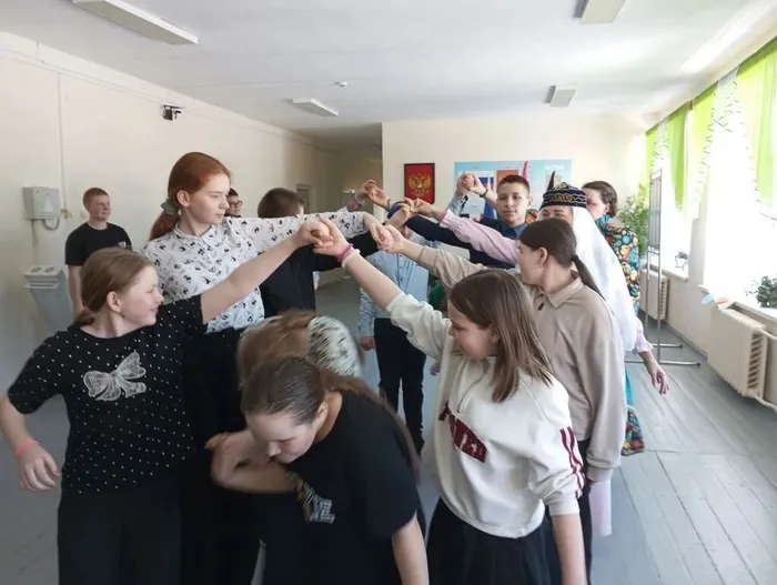 Дети приняли участие в народных играх
