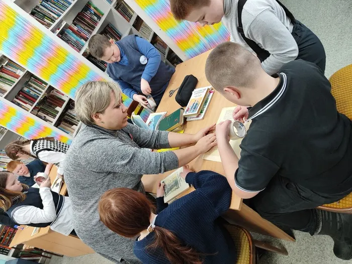 Практическая часть вызвала особый интерес: школьники с большим желанием и старанием включились в работу, помогая библиотекарю возвращать старым книгам опрятный вид