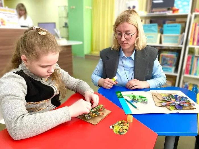 Дети с увлечением подошли к изготовлению открытки
