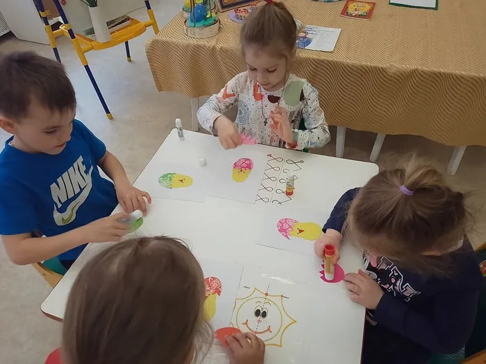 Дети раскрасили пасхальные яйца из бумаги