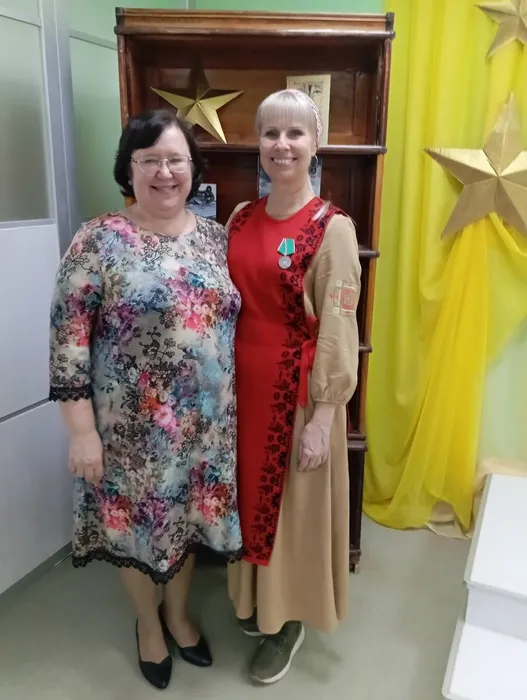 Ведущая встречи библиотекарь С. П. Кибардина и поэт Е. Н. Ивченко