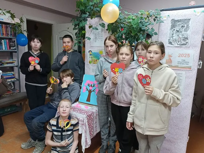 Итогом встречи стал творческий мастер-класс по созданию бумажных сердец, которые были переданы пожилым людям и инвалидам как символические знаки внимания и поддержки