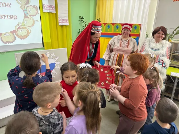 Дети принимали участие в играх