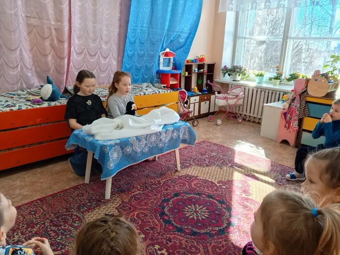 Полина и Алена показали ребятам театральное представление