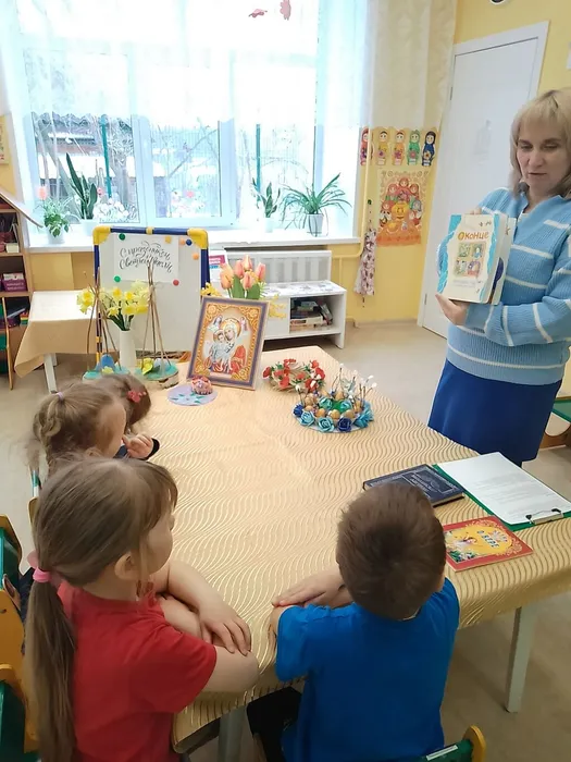 Библиотекарь познакомила ребят с Библией