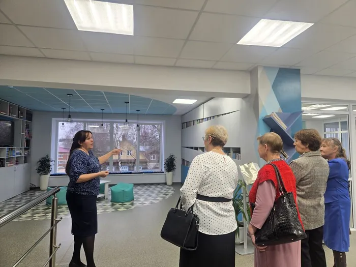 Гостям провели экскурсию по библиотеке