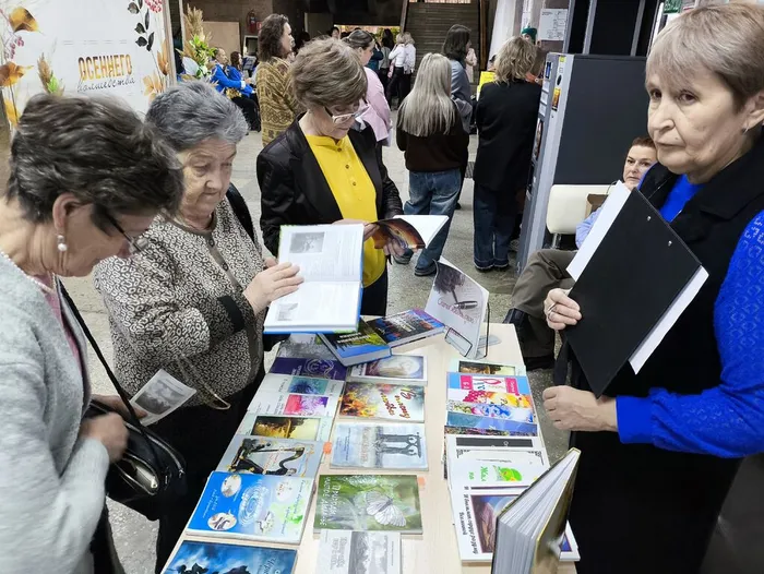 сотрудники Увинской районной библиотеки представили гостям тематический обзор сборников и книг самодеятельных авторов Увинского района