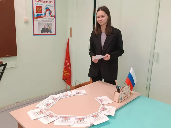 В игре приняли участие команды знатоков из учащихся 8–11 классов
