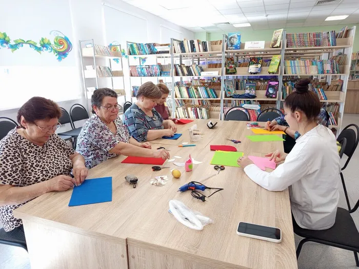 Женщины были увлечены процессом создания поделки