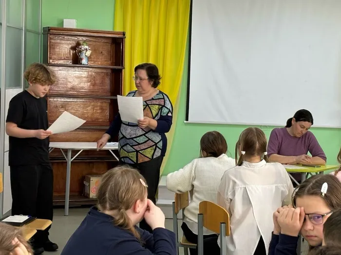 Ребята разделились на команды и выполняли задания