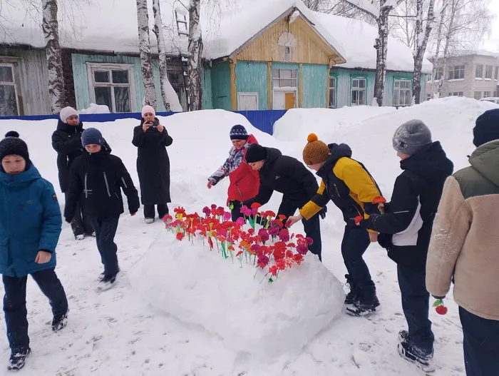 Участники возложили цветы
