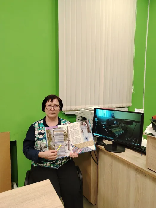 Гости мероприятия с большим интересом познакомились с творческими биографиями и работами местных поэтов, композиторов, художников и мастеров декоративно-прикладного искусства