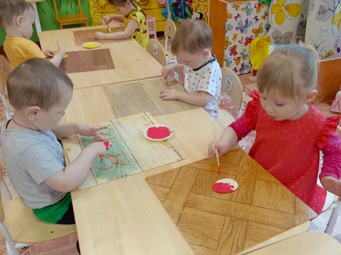 Дети старательно разрисовывали яйца яркими узорами, орнаментами и сказочными мотивами.