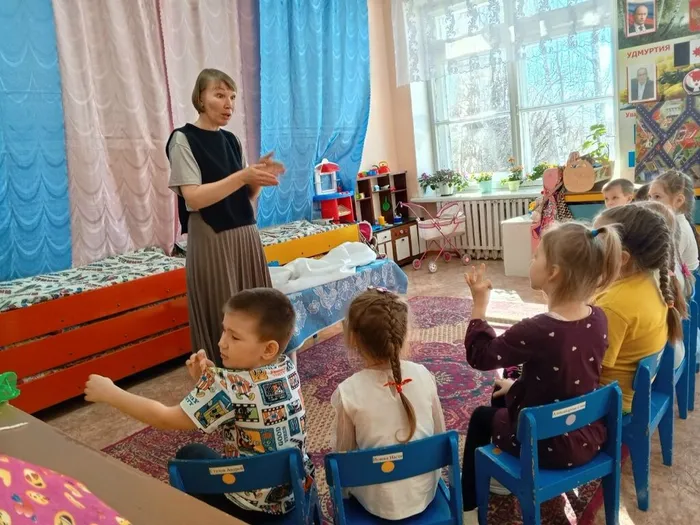 Библиотекарь Алевтина Александровна рассказала малышам, что идёт Неделя детской книги, а в книгах живут самые разные сказочные герои