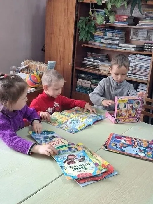 Дети с удовольствием знакомились с красочными книгами и журналами