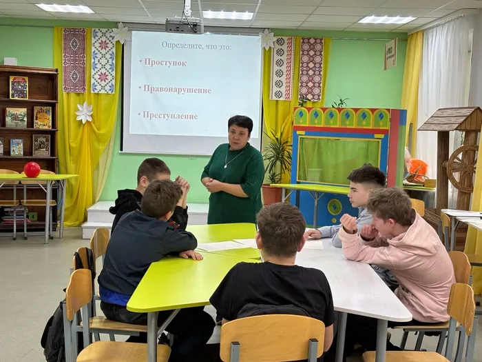 Под руководством модератора ребята анализировали случаи из повседневной жизни