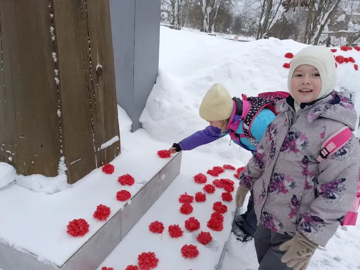 Дети возложили цветы к памятнику