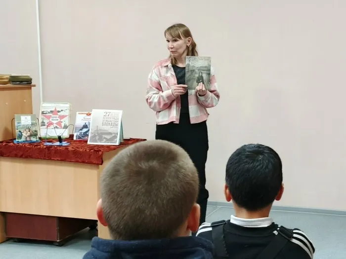 Библиотекарь познакомила ребят с книгами