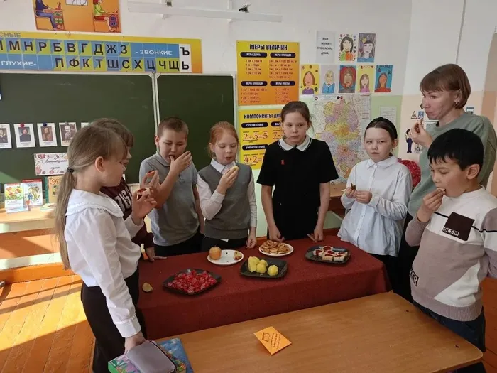 А завершился урок застольем с теми самыми угощениями — баранками, вареньем, картошкой с огурцами и яблоками