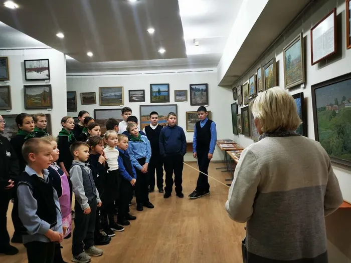 Особое внимание было уделено знакомству с местным художественным наследием — дети посетили картинную галерею А. Т. Русских
