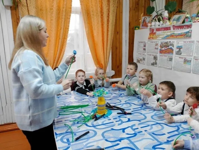 Дети смастерили цветы в подарок мамам