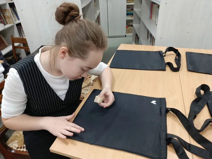 Участницы с интересом оформляли шоперы