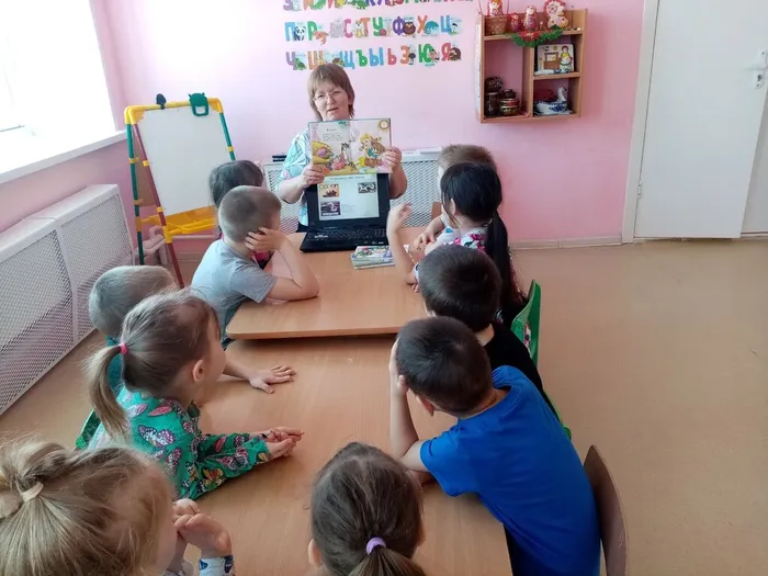 Библиотекарь познакомила ребят с книгами