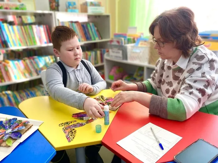 Дети с увлечением подошли к изготовлению открытки