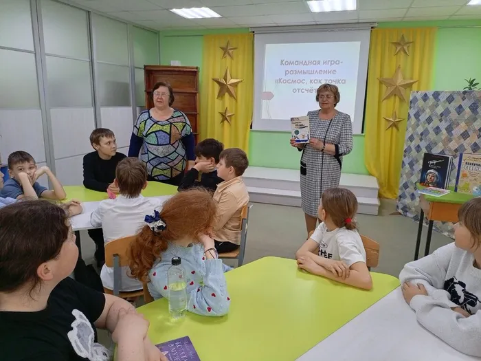 Библиотекарь познакомила ребят с книгами о космосе