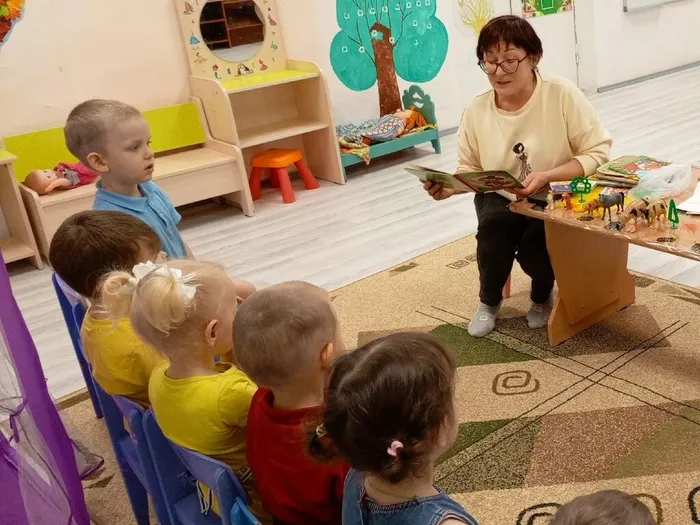 Библиотекарь познакомила ребят с книгами