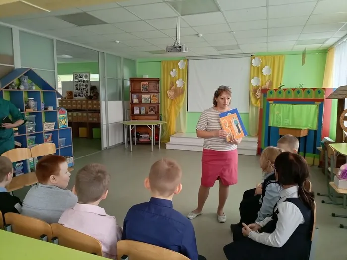 Библиотекарь познакомила с книгами